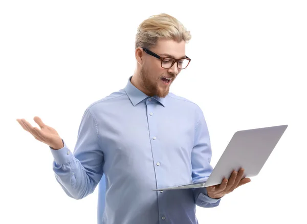 Beyaz Arka Planda Dizüstü Bilgisayarı Olan Mutlu Genç Adam — Stok fotoğraf