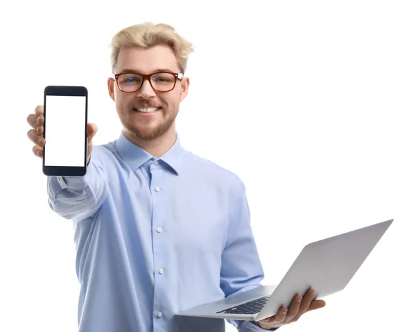 白い背景にラップトップと携帯電話を持つ若い男 — ストック写真