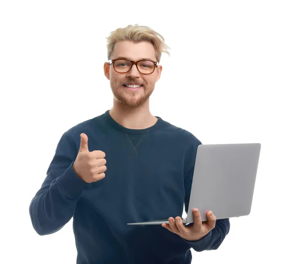 Jongeman Met Laptop Met Duim Witte Achtergrond — Stockfoto