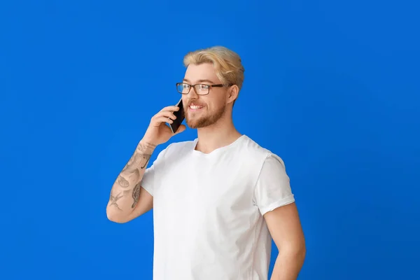 Όμορφος Άνθρωπος Μιλάει Από Κινητό Τηλέφωνο Στο Φόντο Χρώμα — Φωτογραφία Αρχείου