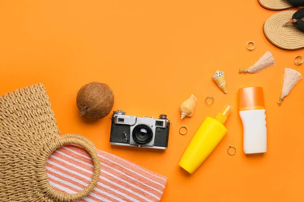 Set Beach Accessories Coconut Color Background — Stock Photo, Image