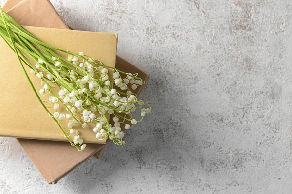 Prachtige Lelie Van Vallei Bloemen Boeken Lichte Achtergrond — Stockfoto