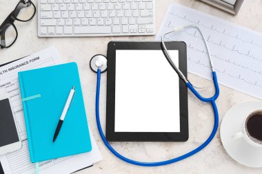 Steteskop ve doktor aksesuarlı tablet bilgisayarı.