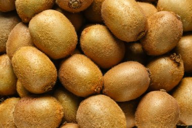 Arkaplan olarak birçok olgun kivi