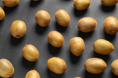 Koyu arkaplanda birçok olgun kivi