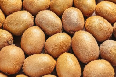 Arkaplan olarak birçok olgun kivi