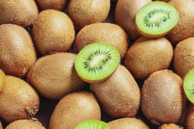 Arkaplan olarak birçok olgun kivi