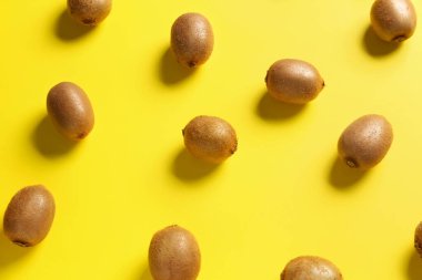 Renkli arkaplanda lezzetli olgun kivi