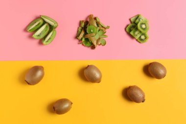 Renk arkaplanında olgun kivi içeren kompozisyon