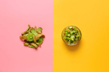 Renk arkaplanında olgun kivi içeren kompozisyon