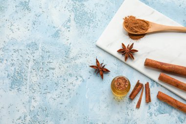 Tarçın yağı, çubuk ve toz ile renk arkaplanı bileşimi