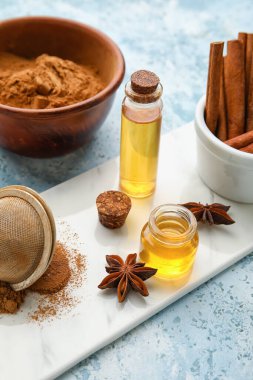 Tarçın yağı, çubuk ve toz ile renk arkaplanı bileşimi