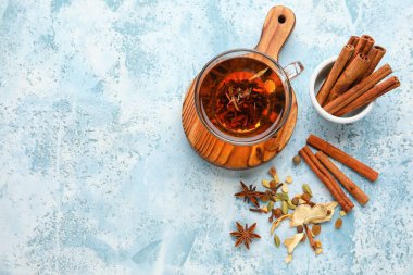 Renkli arka planda sıcak çay ve tarçın kompozisyonu