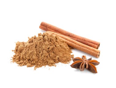 Tarçın çubukları ve beyaz arkaplanda pudra