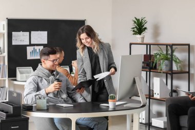 Muhasebeciler ofiste konuyu tartışıyor