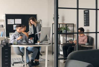 Muhasebeciler ofiste konuyu tartışıyor