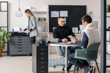 Ofiste çalışan muhasebeci takımı.