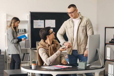 Ofiste çalışan muhasebeci takımı.