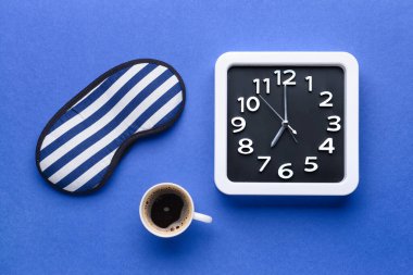 Renk arkaplanında şık bir saate sahip kompozisyon