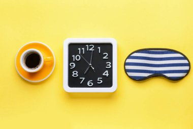 Renk arkaplanında şık bir saate sahip kompozisyon