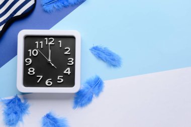 Renk arkaplanında şık bir saate sahip kompozisyon