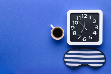 Renk arkaplanında şık bir saate sahip kompozisyon