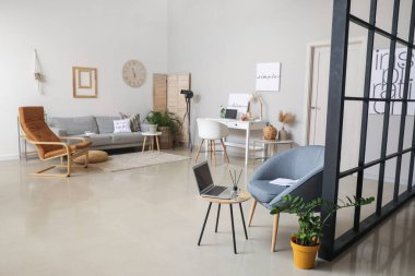 Şık bir oturma odası.