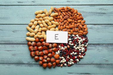 Farklı sağlıklı fındıklar ve E vitamini açısından zengin fasulyeler.