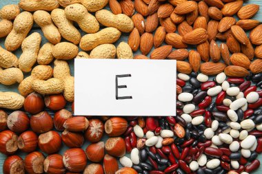 Farklı sağlıklı fındıklar ve E vitamini açısından zengin fasulyeler, yakın plan.