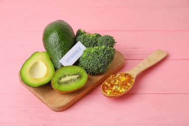 E vitamini ve ahşap kapsüllü balık yağı içeren sağlıklı ürünler.