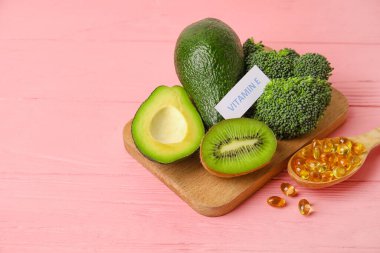 E vitamini ve ahşap kapsüllü balık yağı içeren sağlıklı ürünler.