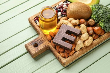 Sağlıklı ürünleri olan, E vitamini açısından zengin tahta kaplama, yakın plan.