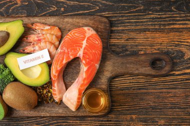 E vitamini ve ahşap kapsüllü balık yağı içeren sağlıklı ürünler.