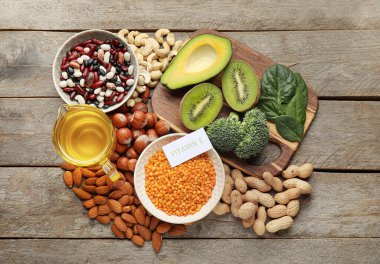 Ahşap zemin üzerinde E vitamini bakımından zengin sağlıklı ürünler