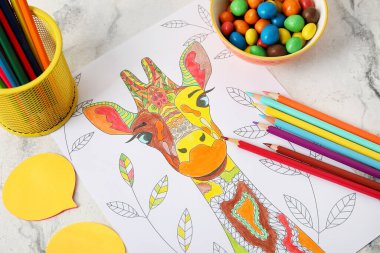 Renklendirme resmi, hafif arkaplanda şekerler ve kalemler, yakın plan