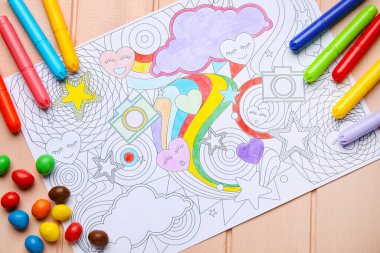 Renkli ahşap masa üzerinde renkli resimli kompozisyon