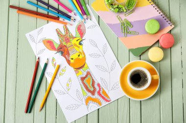 Açık ahşap masa üzerinde renkli resimli kompozisyon