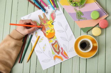 Ahşap masadaki kadın boyama resmi, yakın plan.