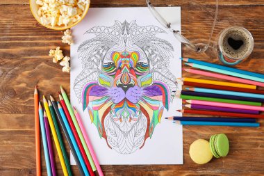 Ahşap arkaplanda renkli resimli kompozisyon