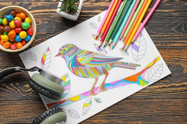 Ahşap arkaplanda renkli resimli kompozisyon