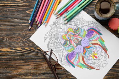 Ahşap arkaplanda renkli resimli kompozisyon