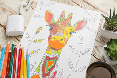 Resim, kalem ve kulaklıklar ahşap arka planda, yakın plan.