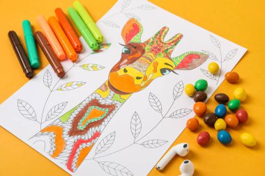 Resim, tatlı şekerler ve keçeli kalemler.