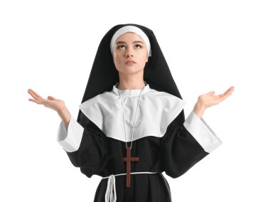 Beyaz arka planda dua eden genç rahibe