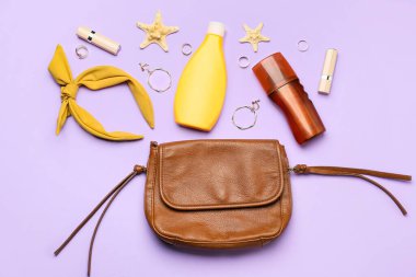 Renkli arka planda plaj aksesuarları