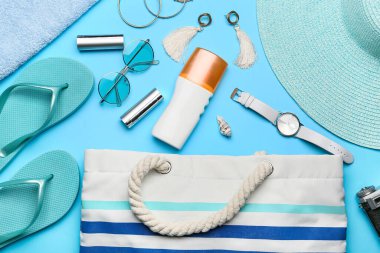 Renkli arka planda plaj aksesuarları, yakın plan