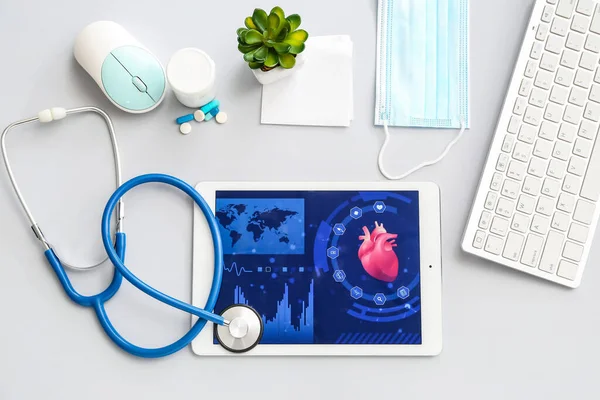 Tablettdator Med Stetoskop Och Tillbehör Läkare Grå Bakgrund — Stockfoto