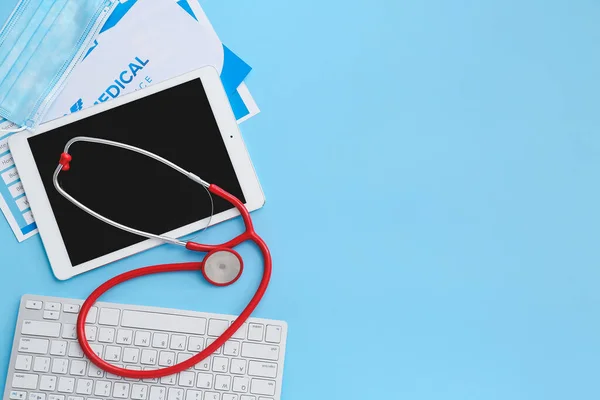 Tablettdator Med Stetoskop Och Tillbehör Läkare Färg Bakgrund — Stockfoto