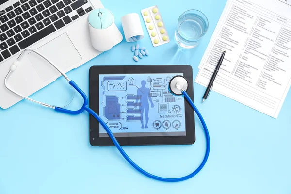 Tablettdator Med Stetoskop Laptop Piller Och Laboratorietest Formulär Färg Bakgrund — Stockfoto