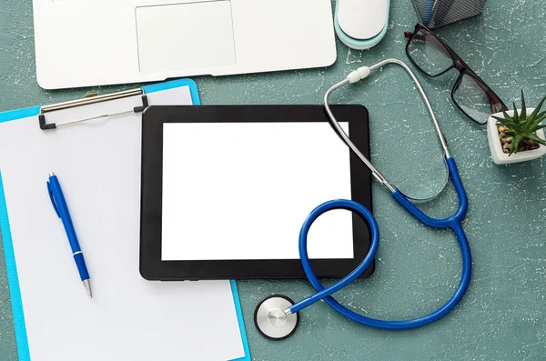 Tablettdator Med Stetoskop Och Tillbehör Läkare Färg Bakgrund — Stockfoto